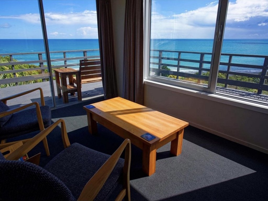 Breakers Boutique Accommodation - Living room
