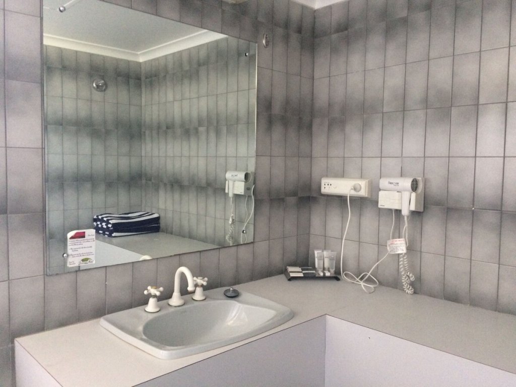 PARAWAY MOTEL - bathroom - Katherine - Australia