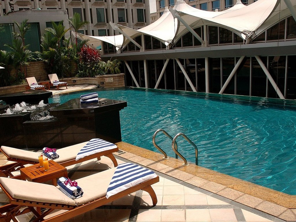 Peninsula Excelsior Singapore - Piscina