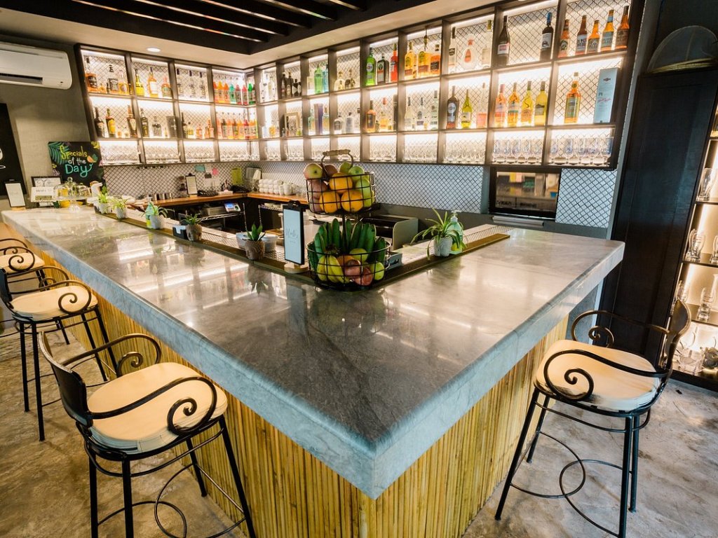 Bar The Henry Resort Dumaguete