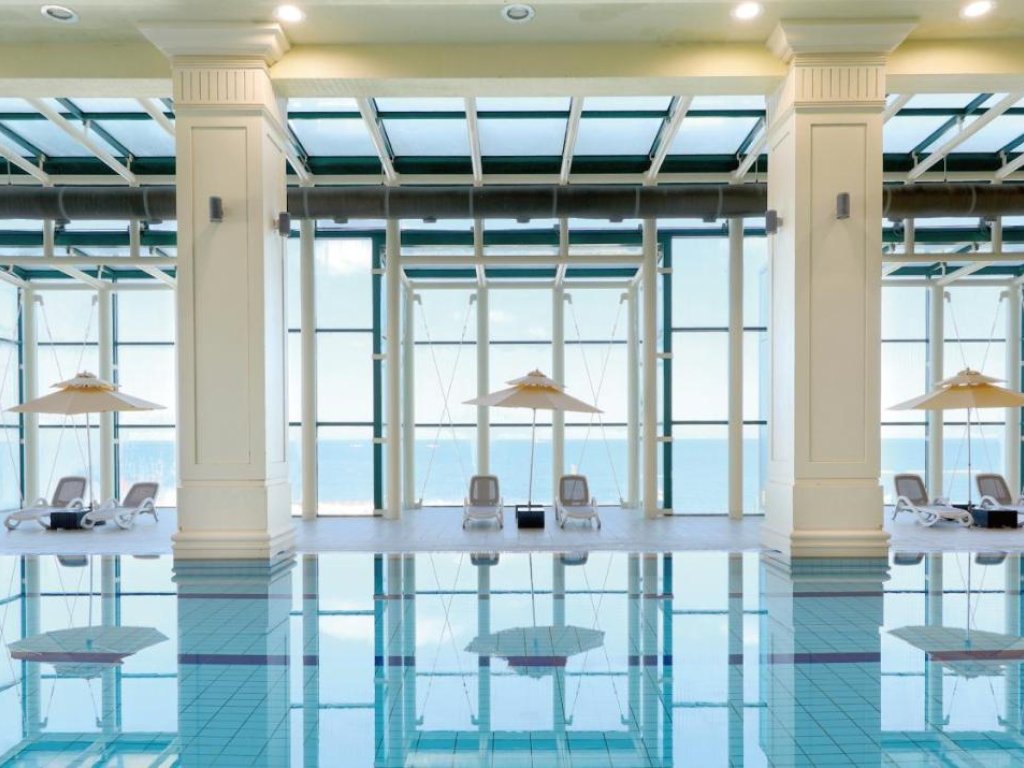 Piscina interior Ramada Plaza by Wyndham Jeju Ocean Front