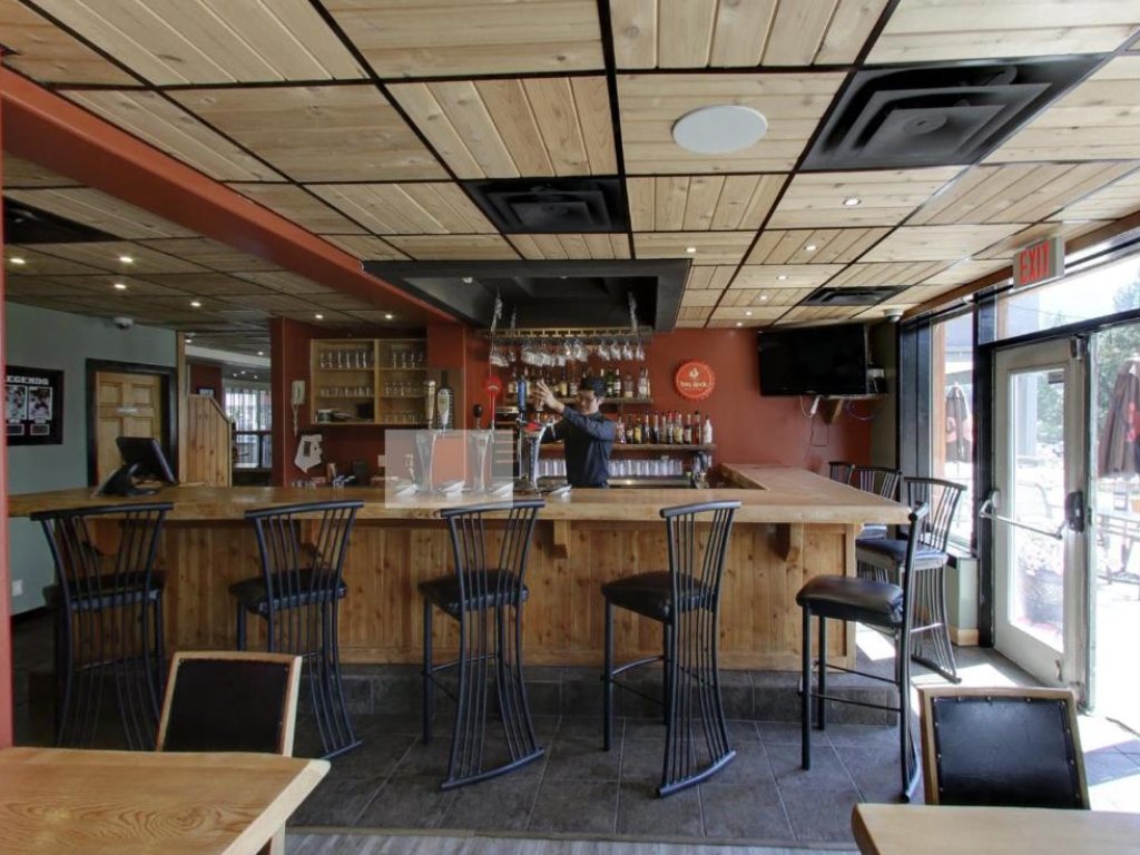 Bar - Days Inn by Wyndham Golden