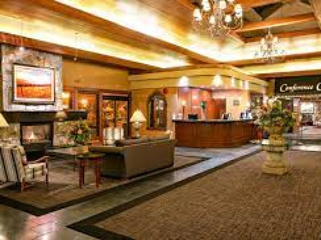 Entrada - Ramada Hotel & Conference Centre by Wyndham Kelowna