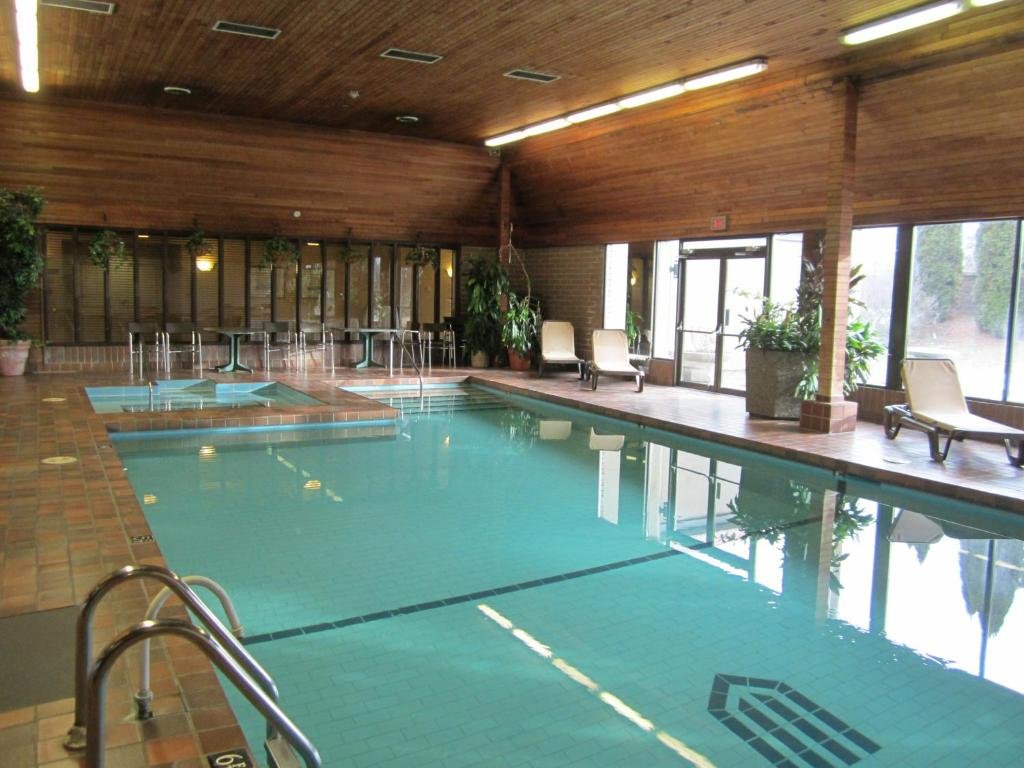 Piscina - Ramada Hotel & Conference Centre by Wyndham Kelowna