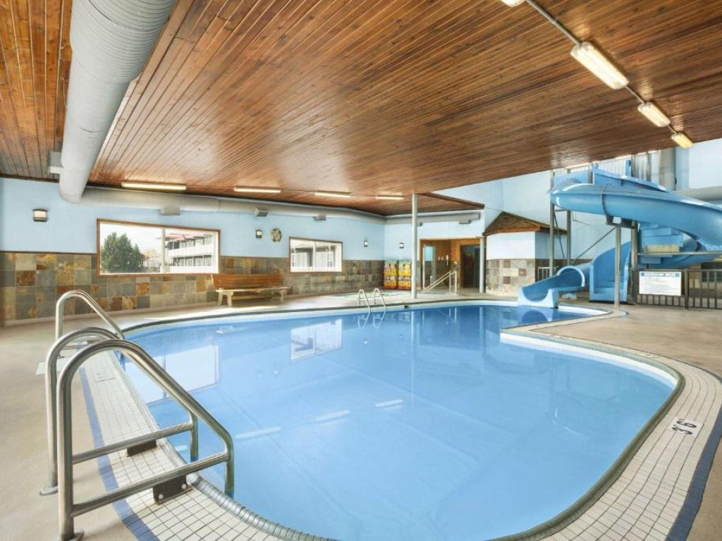 Piscina - Days Inn by Wyndham Golden