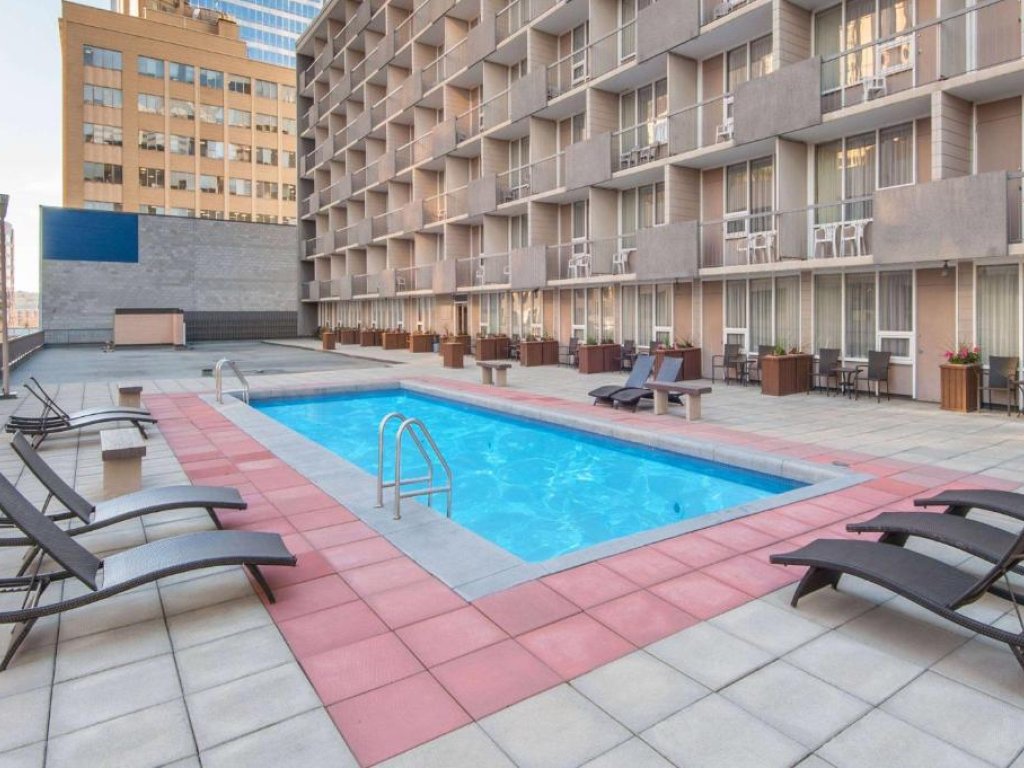 Piscina - Ramada Plaza by Wyndham Calgary Downtown