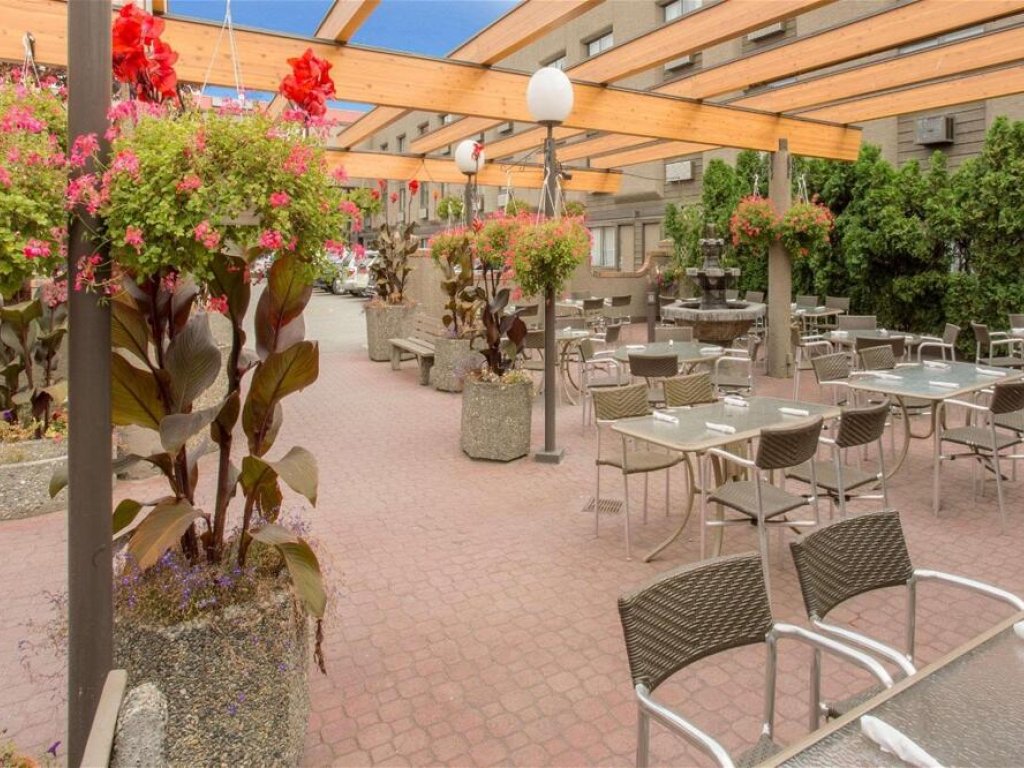 Terraza - Ramada Hotel & Conference Centre by Wyndham Kelowna