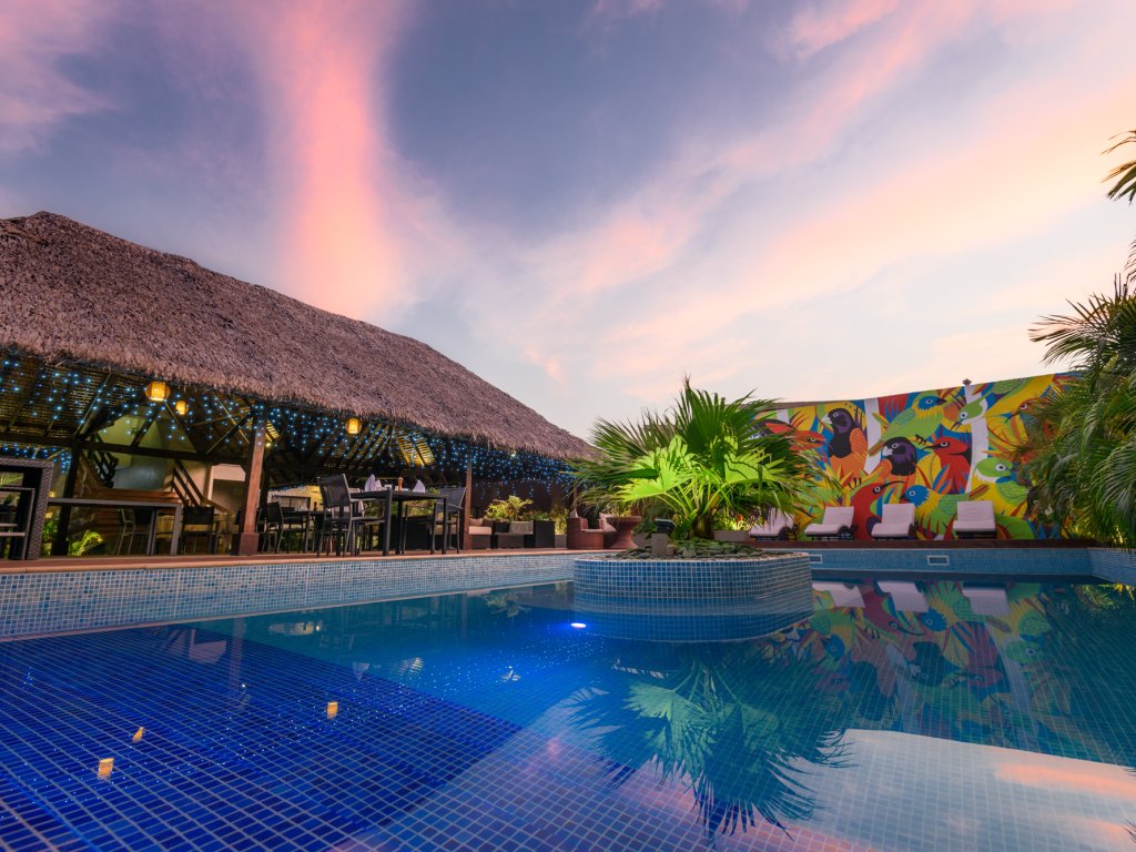 Piscina The Espiritu Hotel & Car Rentals