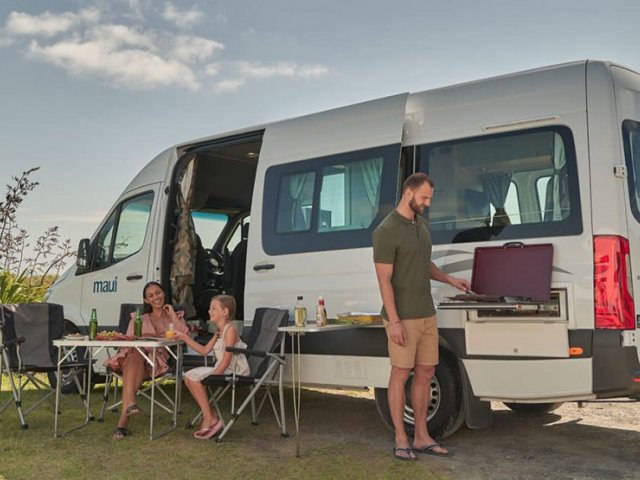 Motorhome Ultima 2 Berth - Vista exterior familia