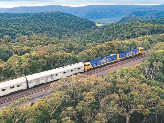 Train Indian Pacific Gold Service - Exterior - Australia