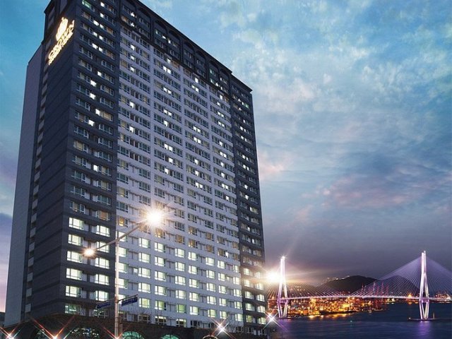 Crown Harbor Hotel 