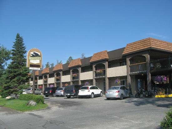 Maligne Lodge - Exterior