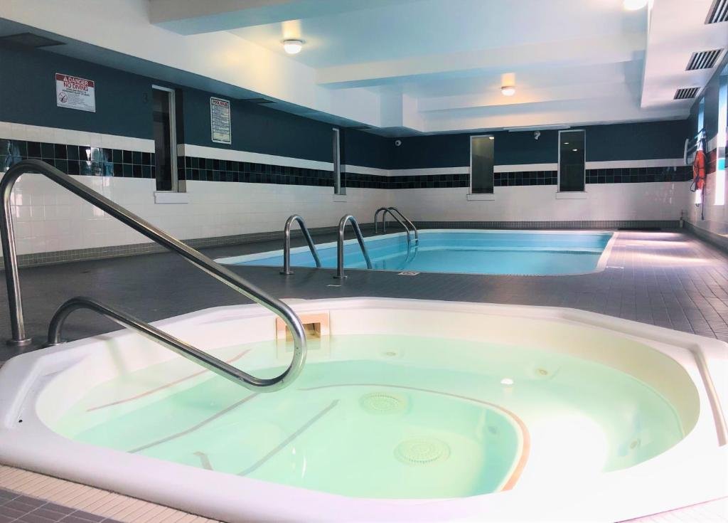 Days Inn by Wyndham Kamloops - Piscina 