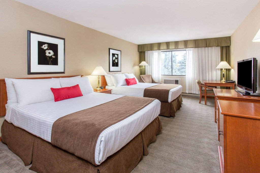 Ramada Hotel & Conference Centre by Wyndham Kelowna